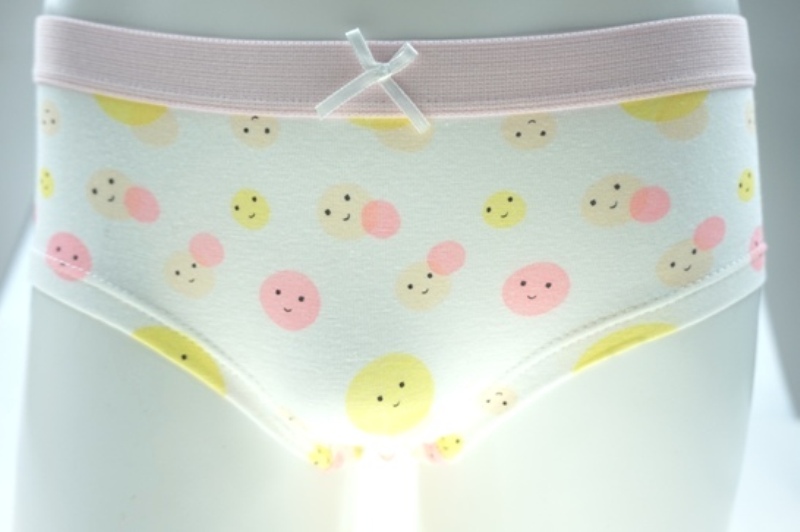 Girl's Combed Cotton Elastine with Allover Water Smiley print Briefs